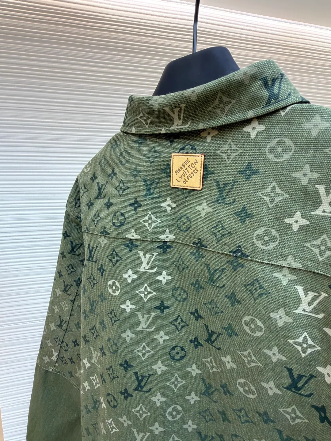 LOUIS VUITTON work jacket-style shirt with full lapel print ●Original version: Purchased and developed for 16,000 ●Item number: 1681953-B50 ●Fabric: denim fabric ●Technology: Printing ●Color: green ●Version: fitted version ●Weight: about 770 grams ●Size: S-M-L-XL ●Description: This LV lapel all-printed work jacket-style shirt adopts positioning cutting technology: before cutting the fabric pieces, the position of the all-printed Monogram pattern is locked through digital typesetting to ensure that the pattern is continuous and without misalignment after splicing, and the pattern alignment error between the body and the solid color splicing area is controlled within 0.5cm. The printing process uses digital direct injection technology: the pigment penetrates the fabric fibers with micron-sized particles, presenting a low-saturation vintage tone while maintaining the breathability of the fabric. The wear resistance of the printing layer reaches level 5 (friction test ≥ 200 times without falling off). The body is made of twill canvas blended fabric, and the splicing parts are reinforced with double-needle buried clip technology. The buttons are made of brass-plated matte paint, and the stitching is made of high-tenacity nylon thread with a tensile strength of 150N. The overall process takes into account both visual integrity and practical durability. The overall wiring is straight and delicate, the fabric is comfortable and soft, and the color is consistent without color difference. It can be matched with the same style to create a fashionable look and control various occasions. Customized accessories, complete with three standards, same style for men and women!